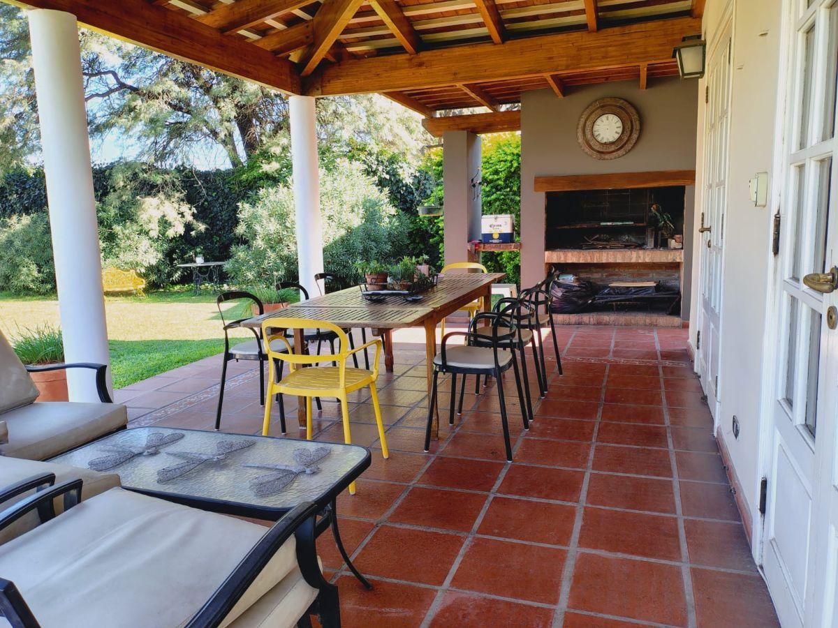 Alquiler Casa con Patio y Pileta - Barrio Villa Cabrera