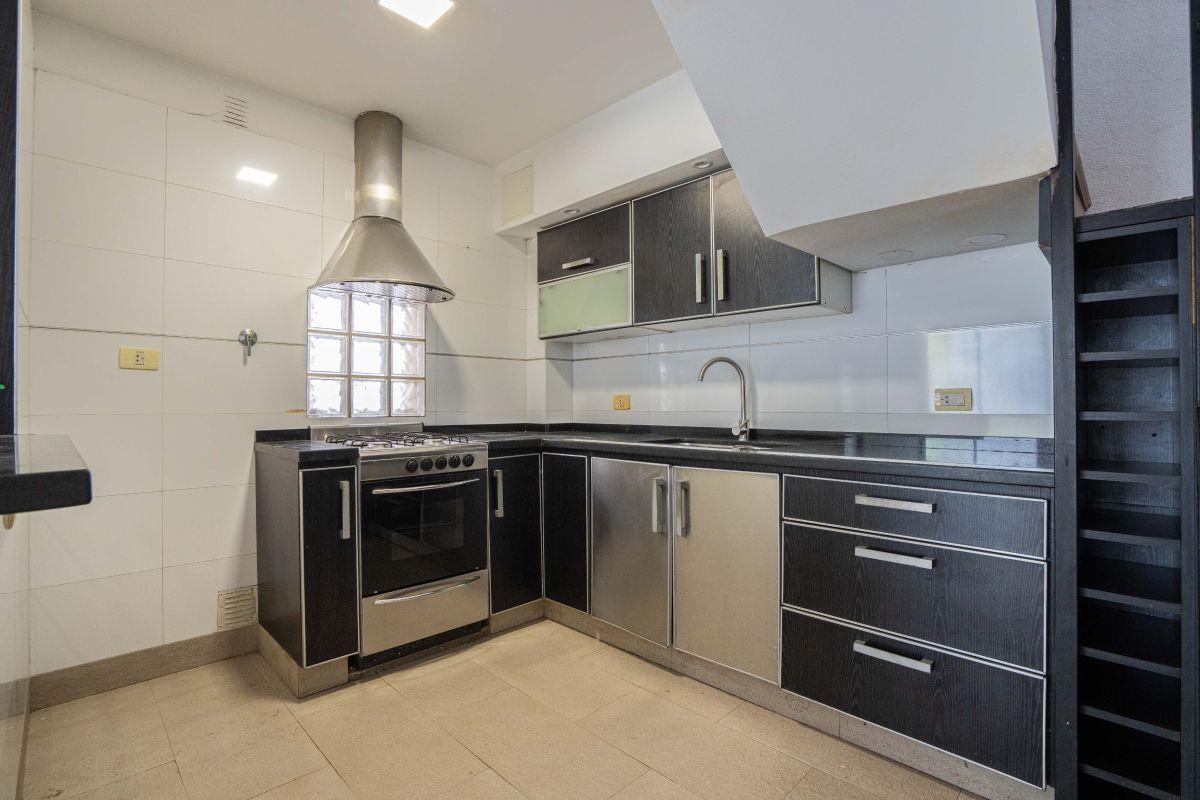Foto de RETASADO! OPORTUNIDAD - Triplex en Av Pedro Goyena - 4 Ambientes Bajas, imagen 1