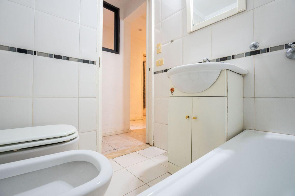 Foto de RETASADO! OPORTUNIDAD - Triplex en Av Pedro Goyena - 4 Ambientes Bajas, imagen 4
