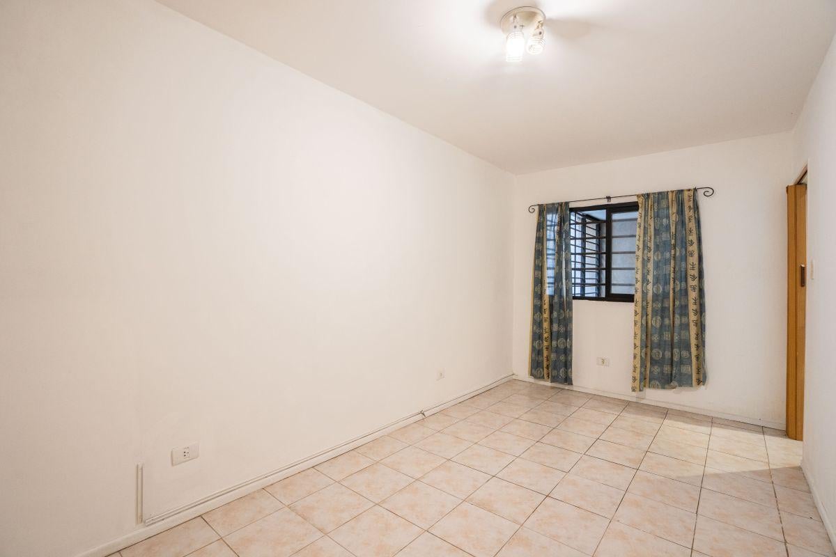 Foto de RETASADO! OPORTUNIDAD - Triplex en Av Pedro Goyena - 4 Ambientes Bajas, imagen 3