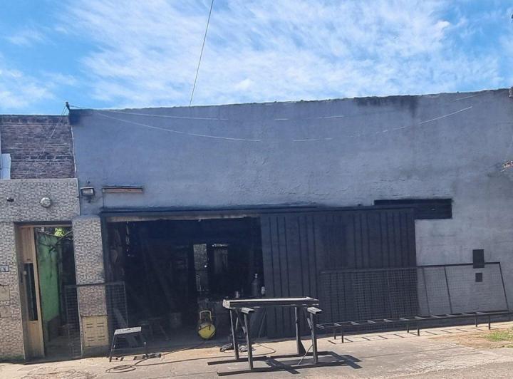 VENTA CASA 2 FAMILIAS + GALPON AL FRENTE 4