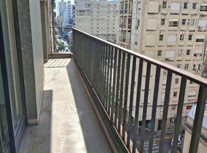 Venta tres dormitorios Cochera y baulera Centro 2