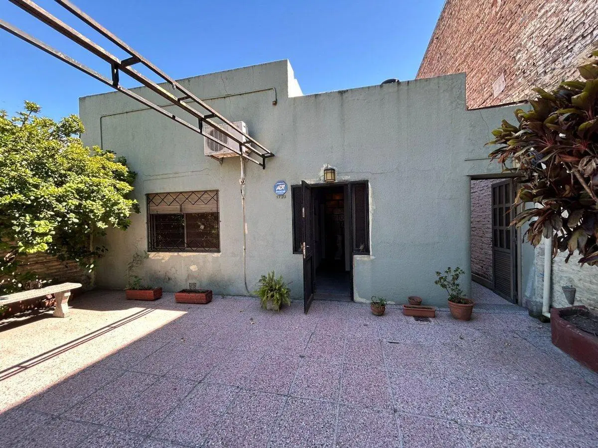 VENTA CASA AL FRENTE CON DEPARTAMENTO INTERNO 3