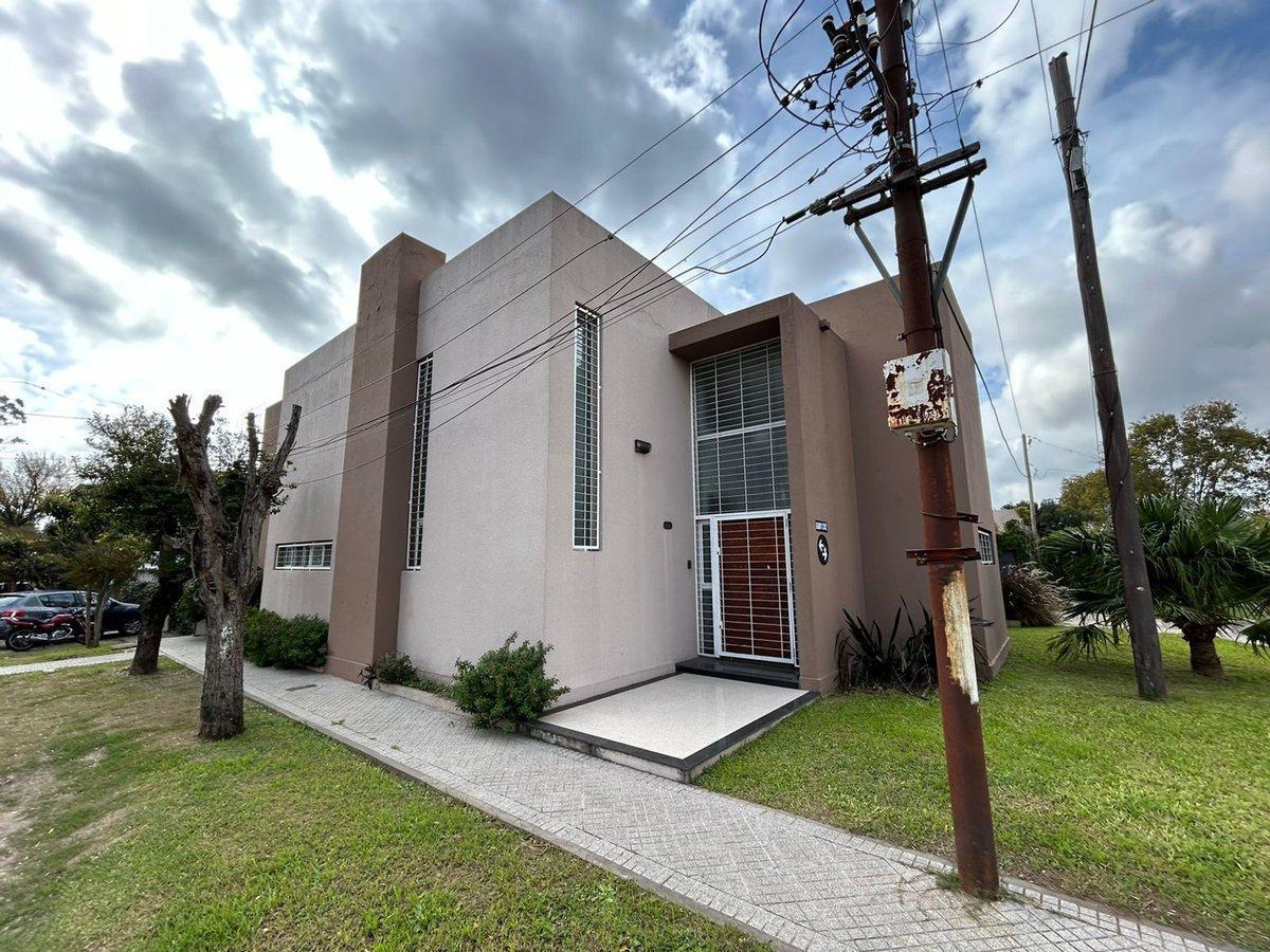 VENTA CASA 4 DORMITORIOS - ALBERDI - APTA CREDITO
