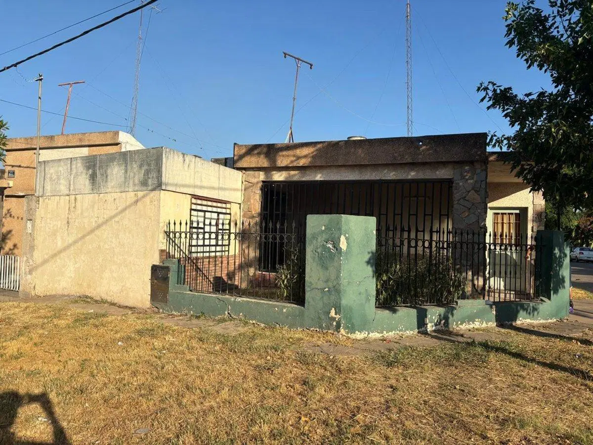 VENTA CASA DOS DORMITORIOS Y COCHERA ARROYO SECO 2
