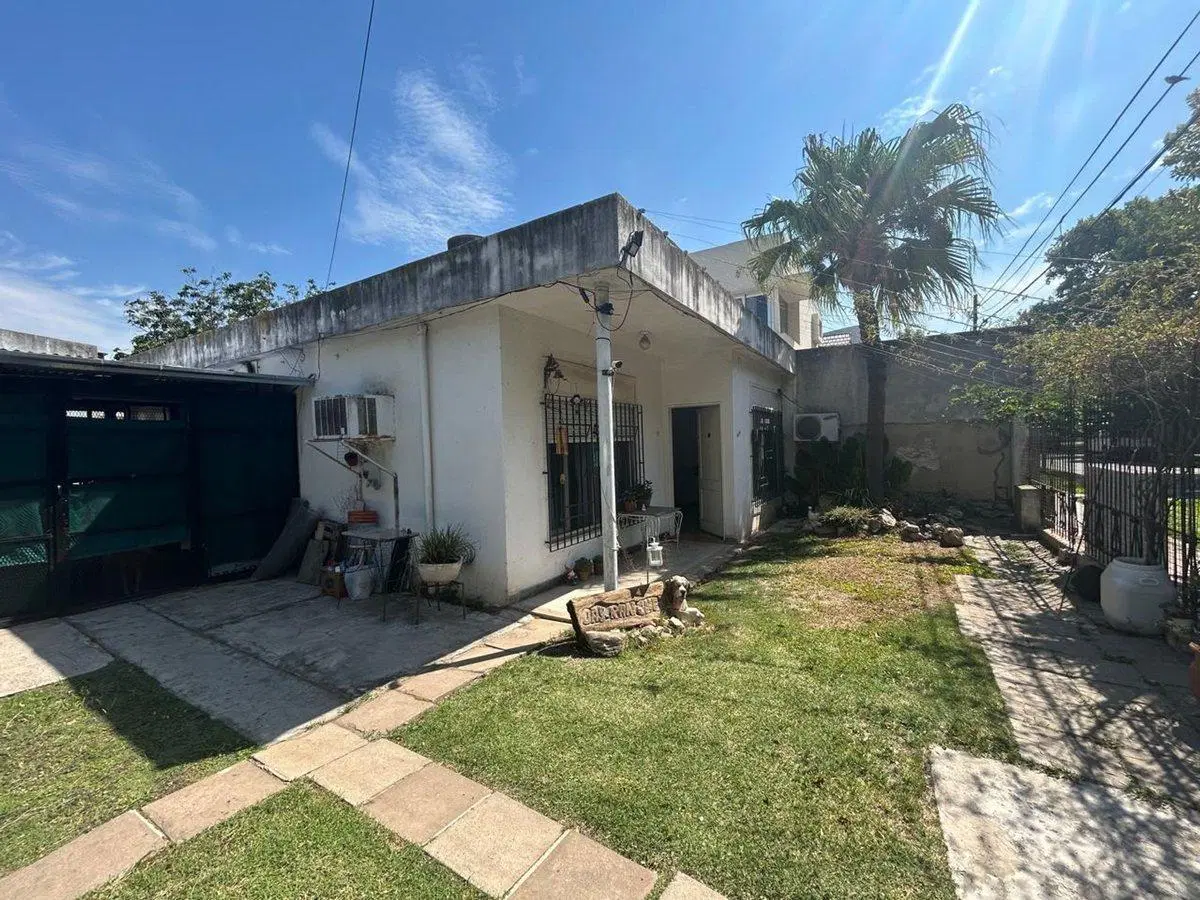 VENTA CASA ALBERDI 3 DORMITORIOS CON PATIO VERDE 3