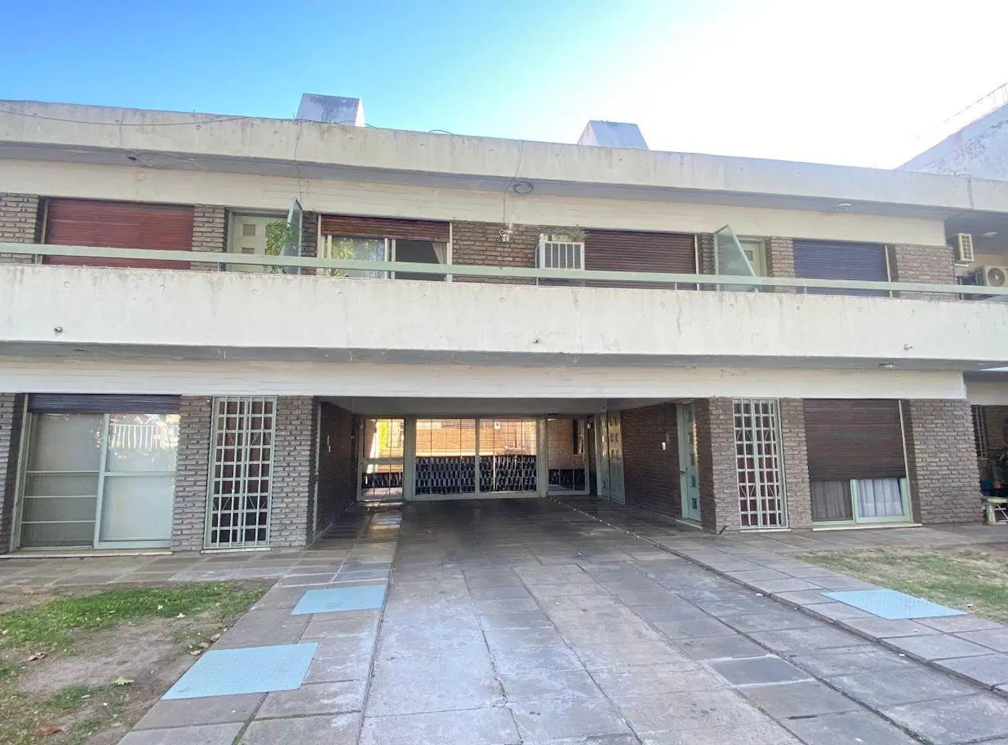 3 dormitorios, patio y cochera en VENTA, Alberdi 2