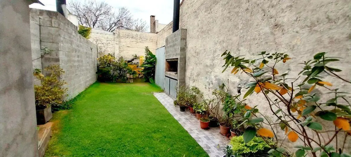 CASA 3 DORMITORIOS CON JARDÍN Y PARRILLERO – CURA 5