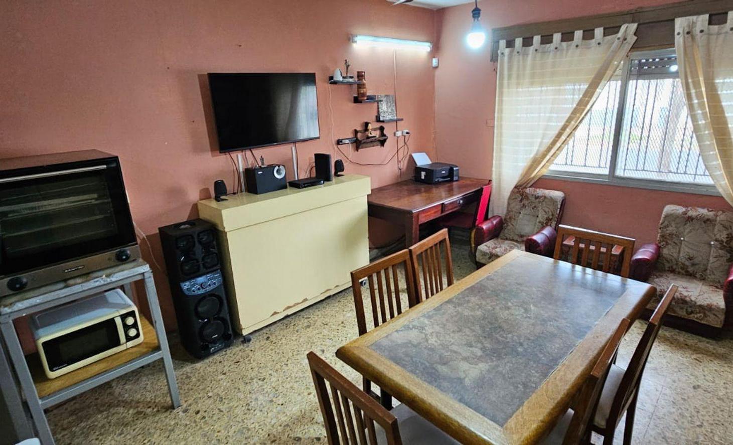 CASA VENTA TRES DORMITORIOS- COCHERA- PATIO VERDE.
