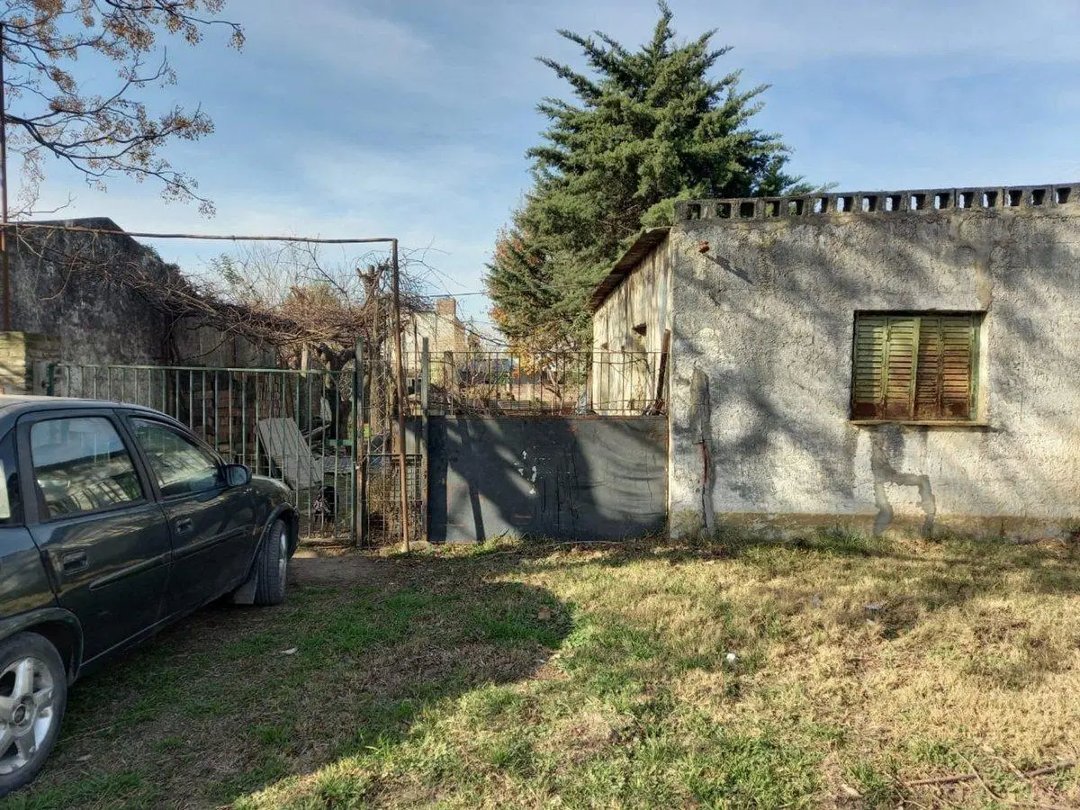 Terreno Alvear con pequeña construcción 2