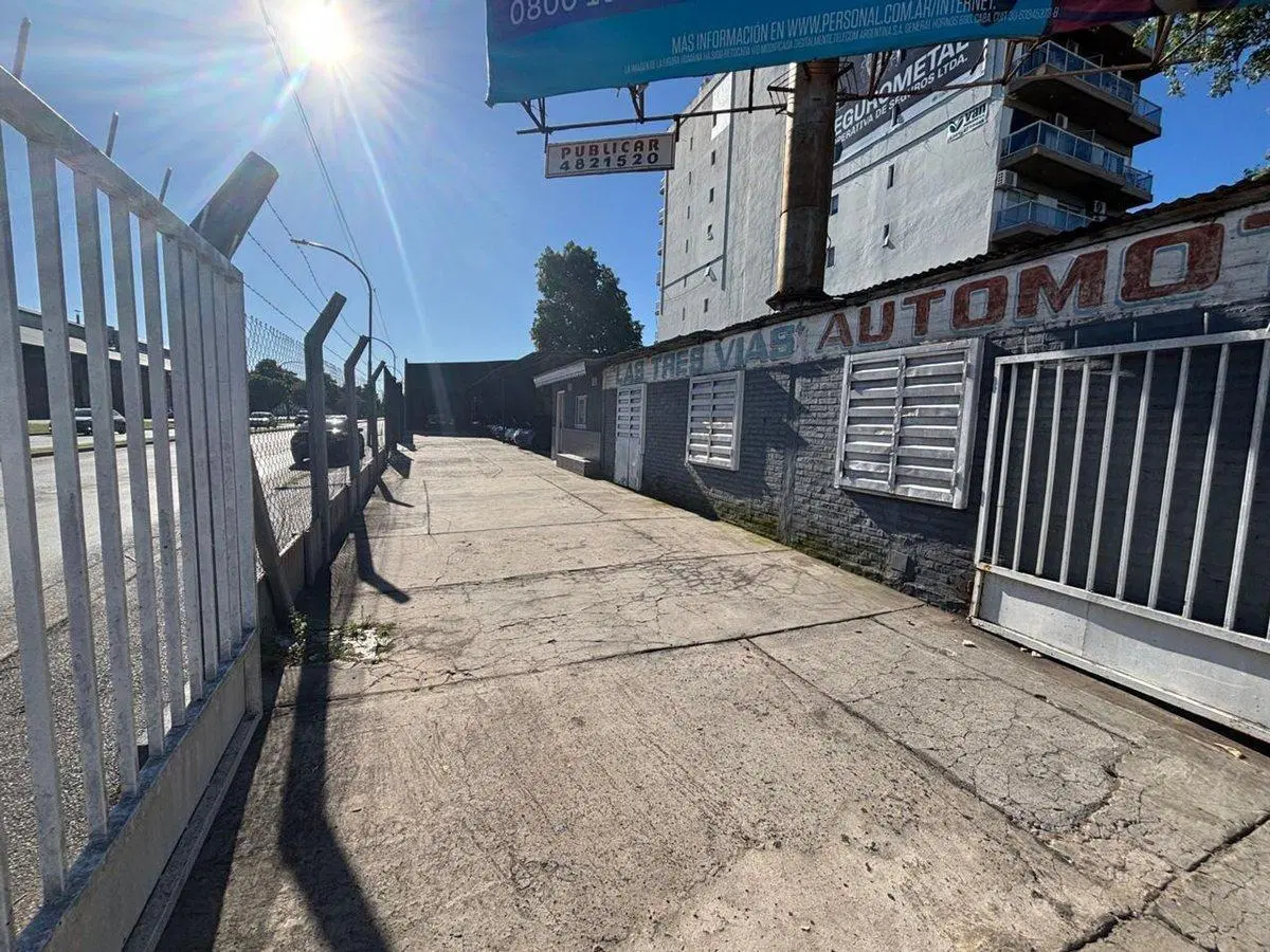 TERRENO PARA CONSTRUCTORA AV. ALBERDI Y CARBALLO 8