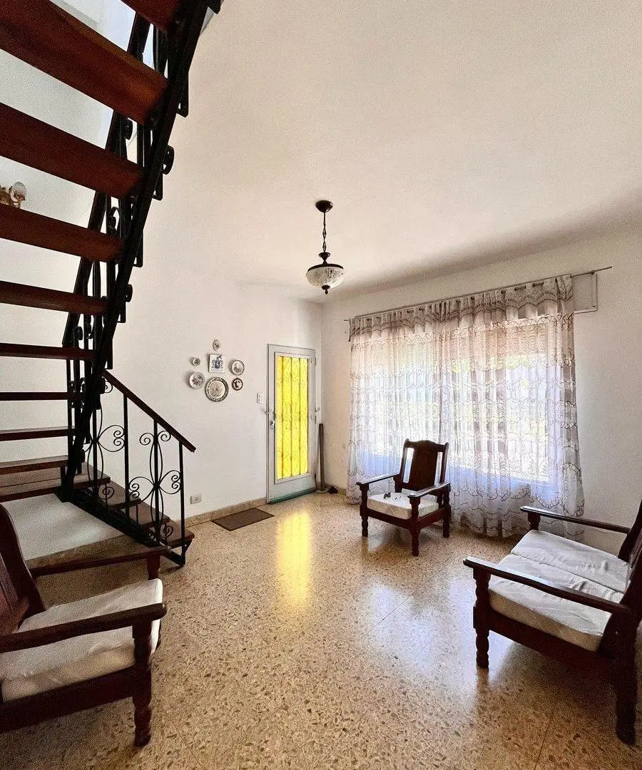 VENTA CASA 3 DORMITORIOS CON COCHERA Y PATIO 2