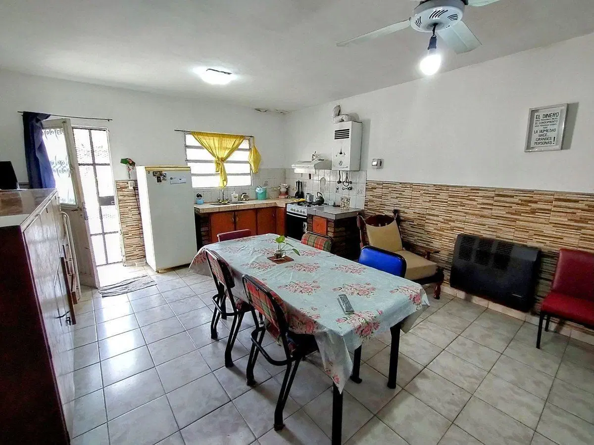 VENTA CASA 2 DORMITORIOS Y PATIO (CRESPO AL 4000) 4