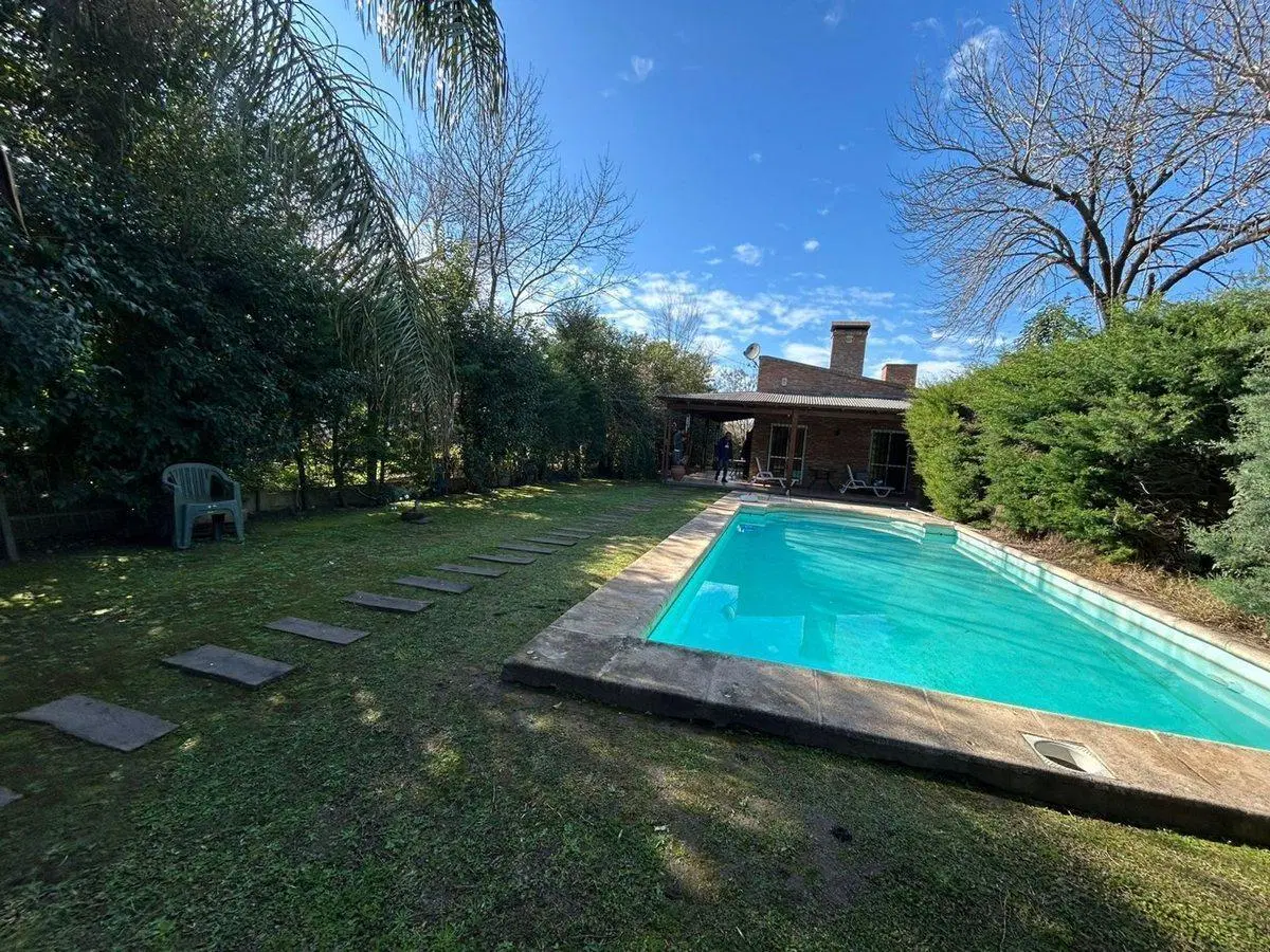 FUNES VENTA Casa amplio jardín pileta APTA CREDITO 3
