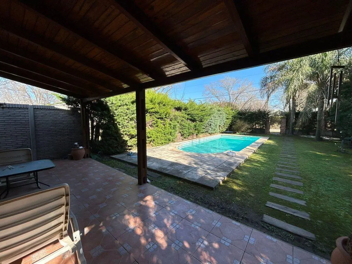 FUNES VENTA Casa amplio jardín pileta APTA CREDITO 2