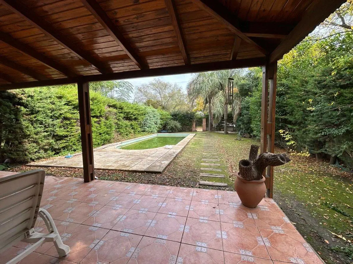 FUNES VENTA Casa amplio jardín pileta APTA CREDITO 5