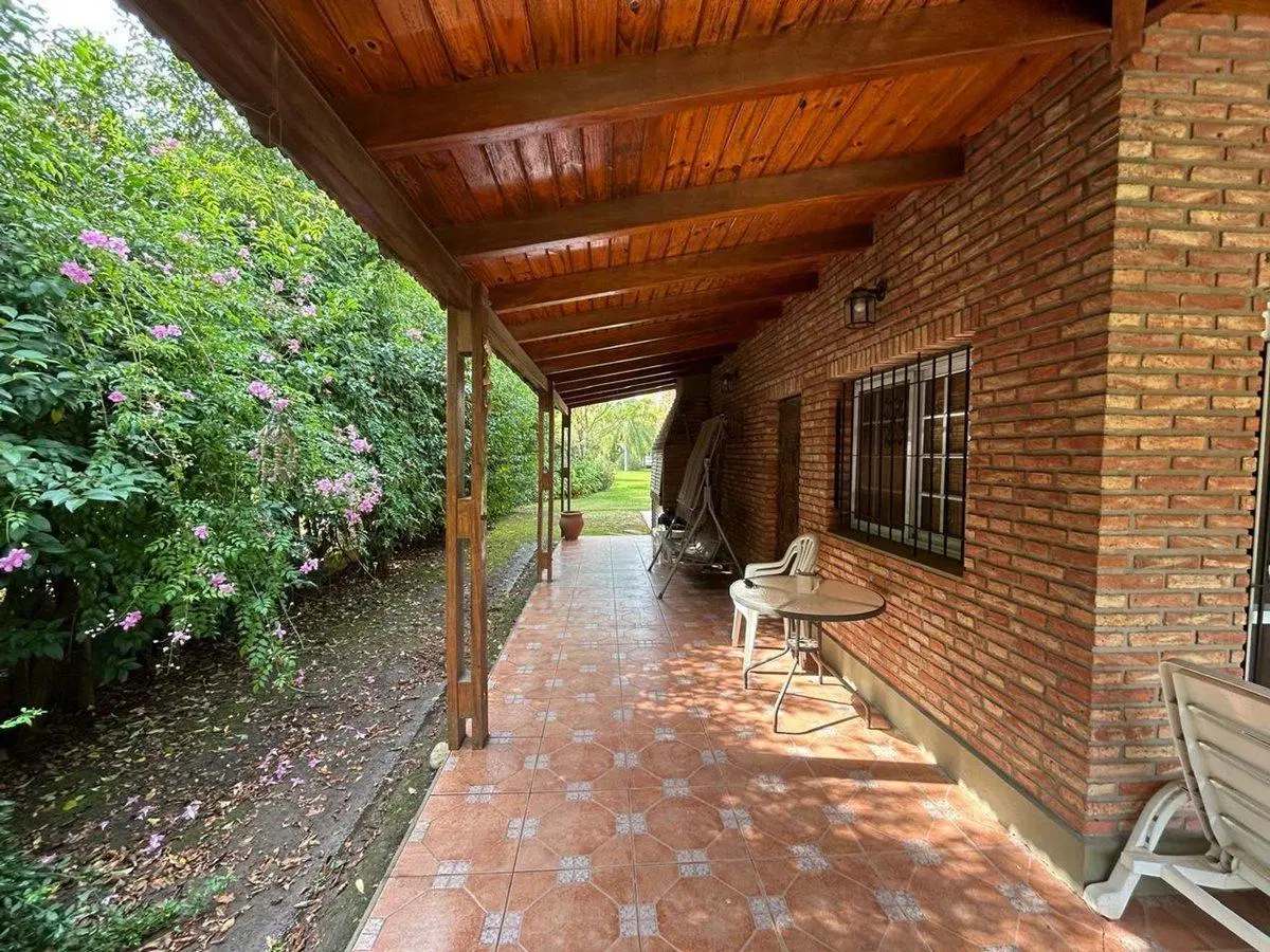 FUNES VENTA Casa amplio jardín pileta APTA CREDITO 4
