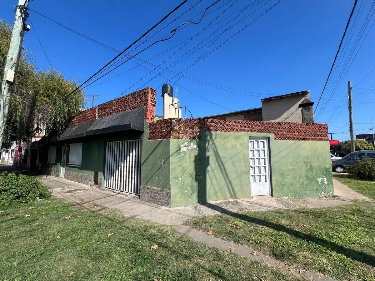 VENTA CASA 2 DORMITORIOS MAS COMODIN PATIO Y LOCAL 4