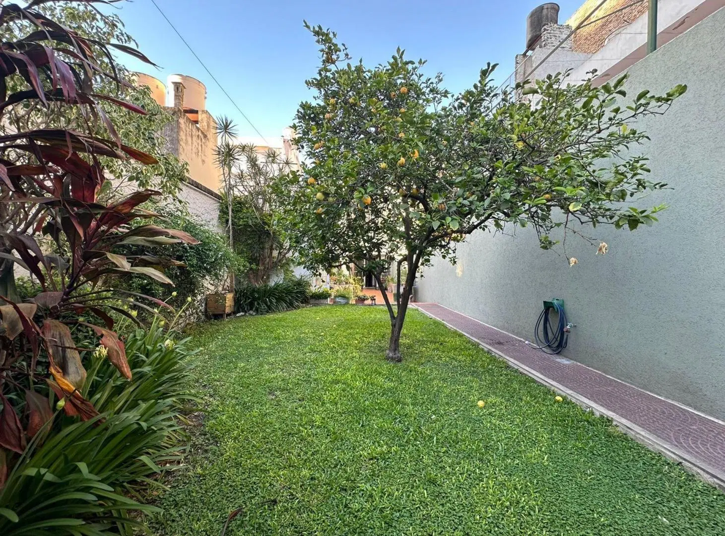 VENTA CASA 3 DORMITORIOS -COCHERA- QUINCHO. CENTRO 2