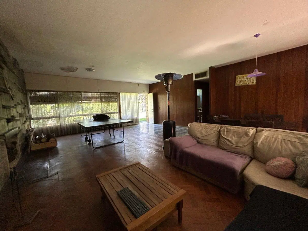 VENTA AMPLIA CASA EN ALBERDI CON JARDIN Y COCHERA 2