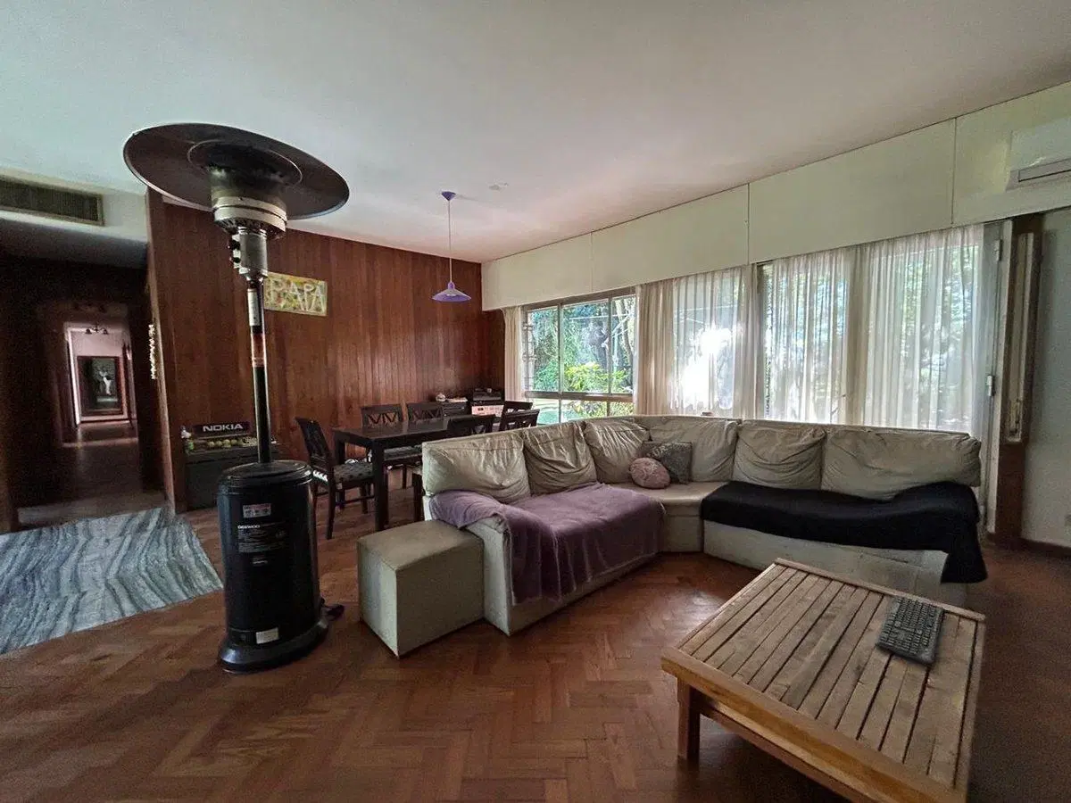 VENTA AMPLIA CASA EN ALBERDI CON JARDIN Y COCHERA 3