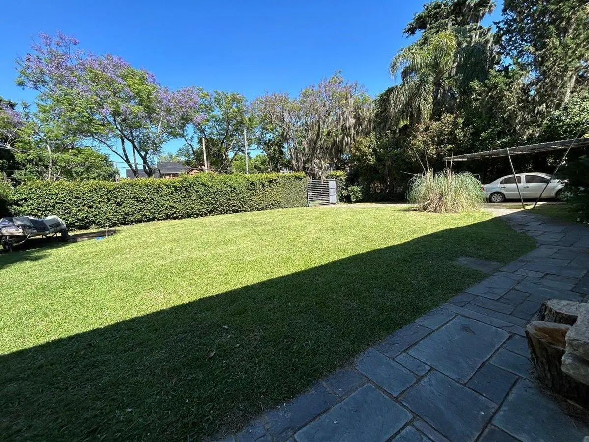 VENTA AMPLIA CASA EN ALBERDI CON JARDIN Y COCHERA 4