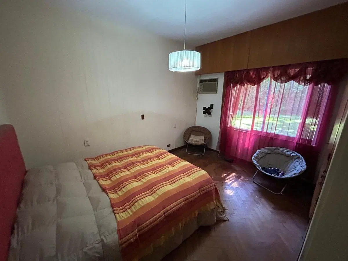 VENTA AMPLIA CASA EN ALBERDI CON JARDIN Y COCHERA 8