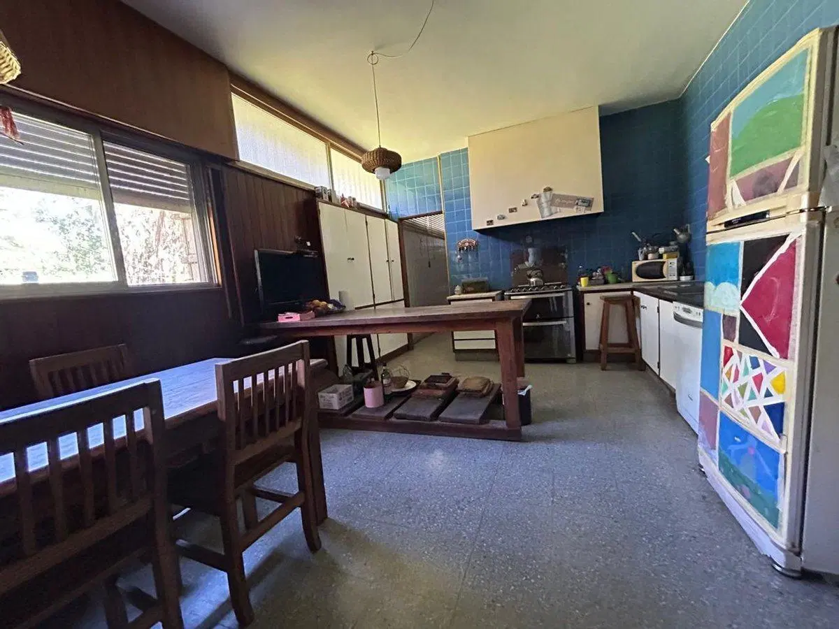 VENTA AMPLIA CASA EN ALBERDI CON JARDIN Y COCHERA 5