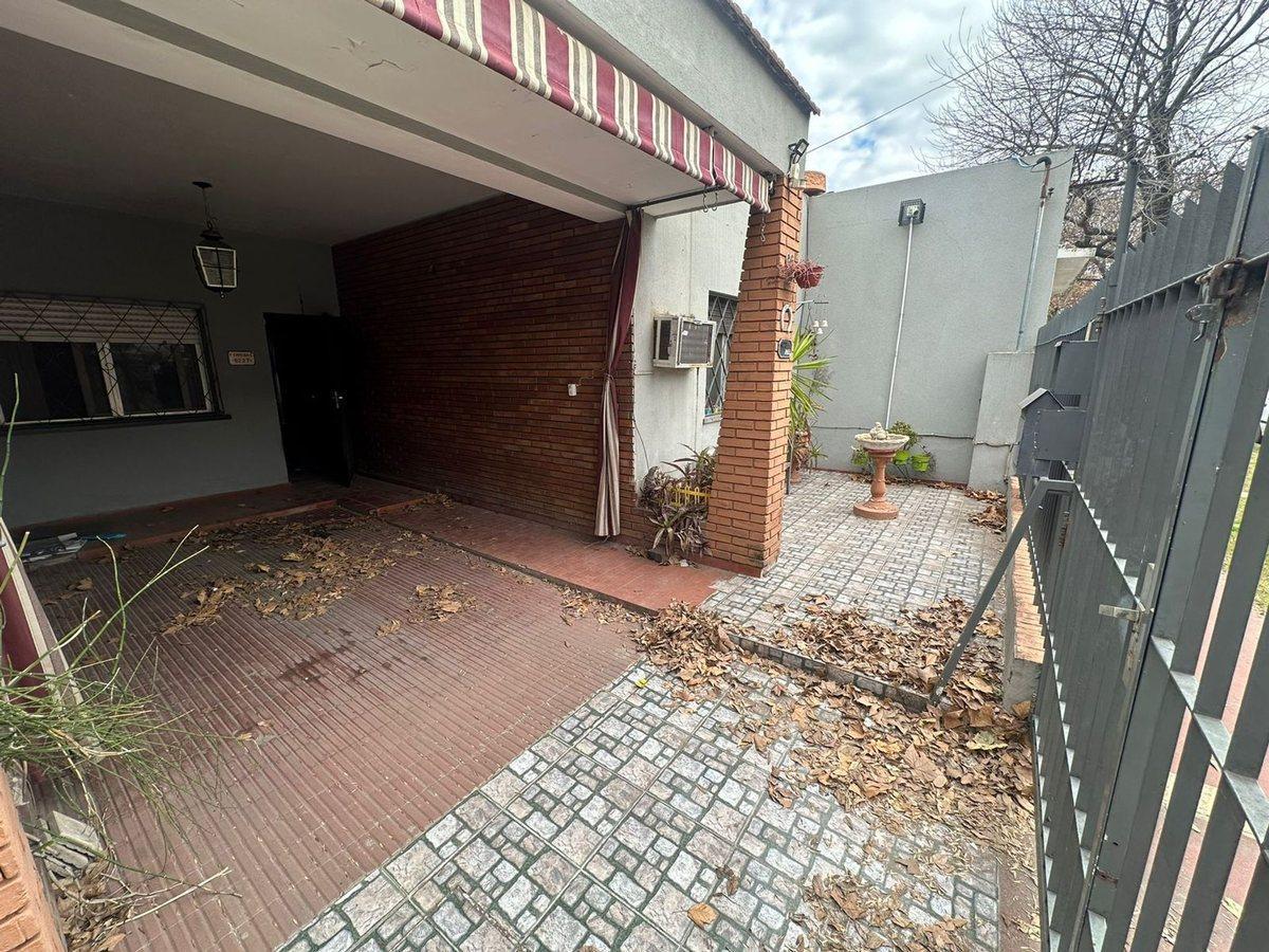 VENTA CASA FISHERTON-3 DORMITORIOS ,COCHERA, PATIO