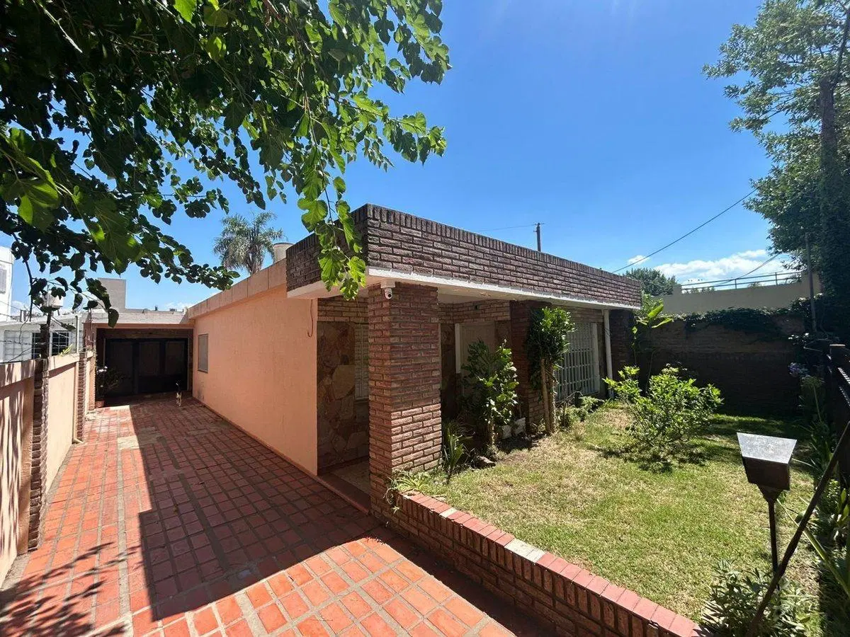 CASA 3 DORMITORIOS , PILETA Y COCHERA EN BAIGORRIA 2