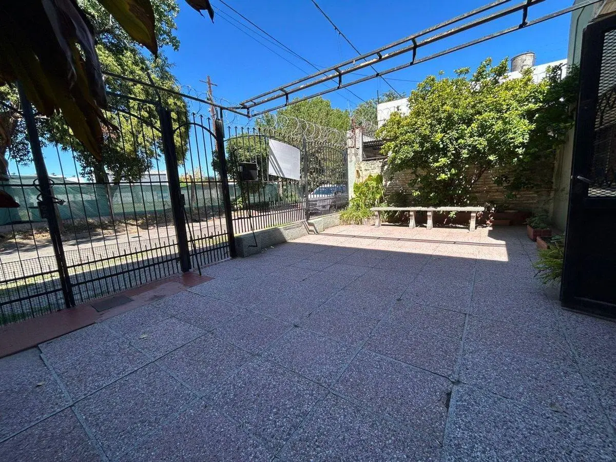 VENTA CASA AL FRENTE CON DEPARTAMENTO INTERNO 4