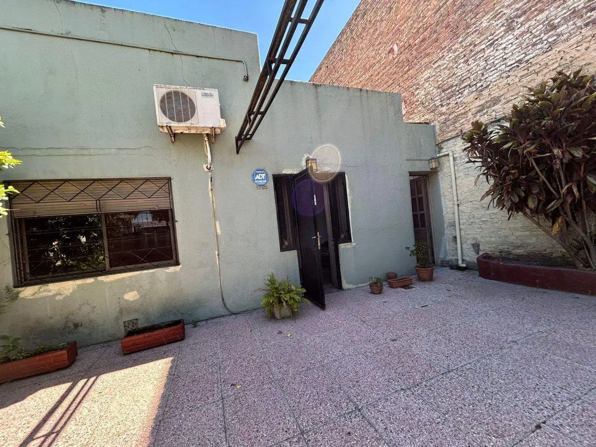 VENTA CASA AL FRENTE CON DEPARTAMENTO INTERNO 2