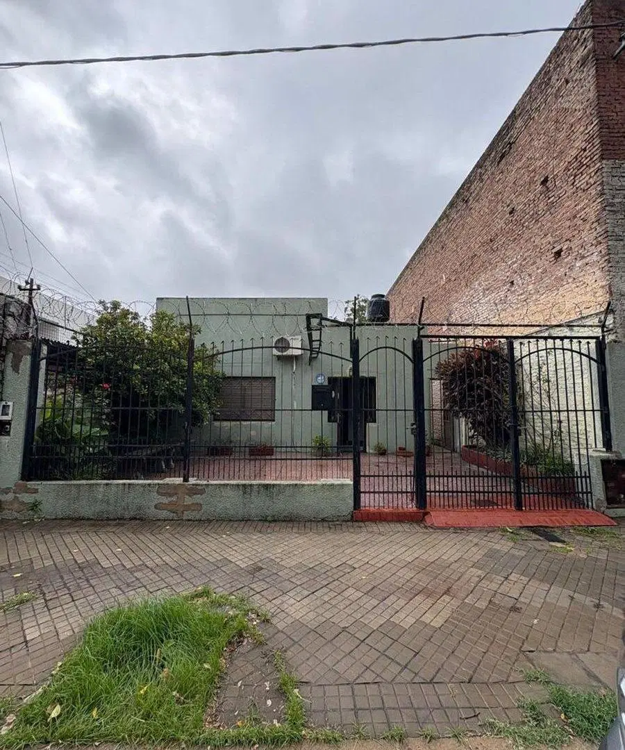 VENTA CASA AL FRENTE CON DEPARTAMENTO INTERNO 3