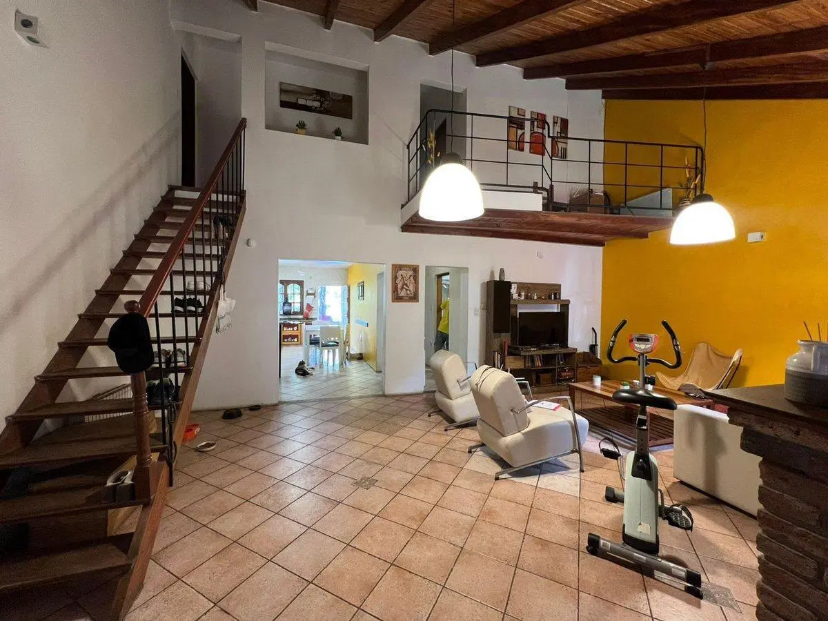 VENTA FISHERTON CASA 4 DORMITORIOS GRAN JARDIN 5