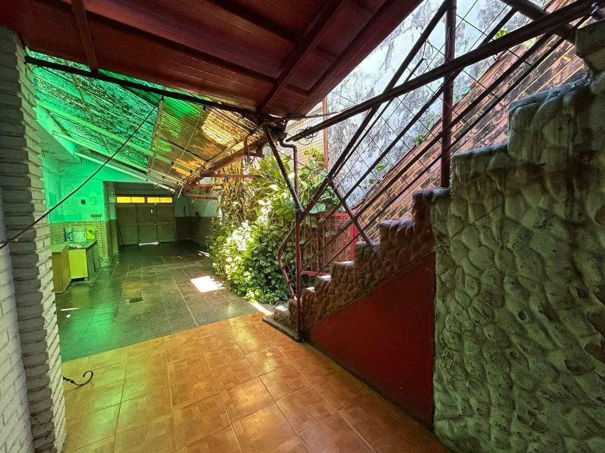 VENTA CASA A REFACCIONAR, CON LOCAL 2