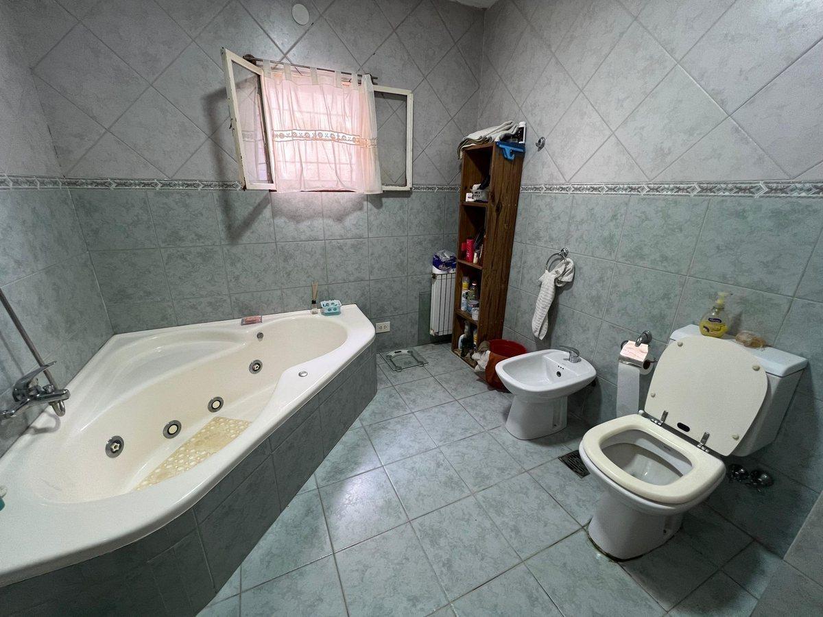 Foto de VENTA CASA 4 DORMITORIOS GRAN JARDIN EN FISHERTON, imagen 2