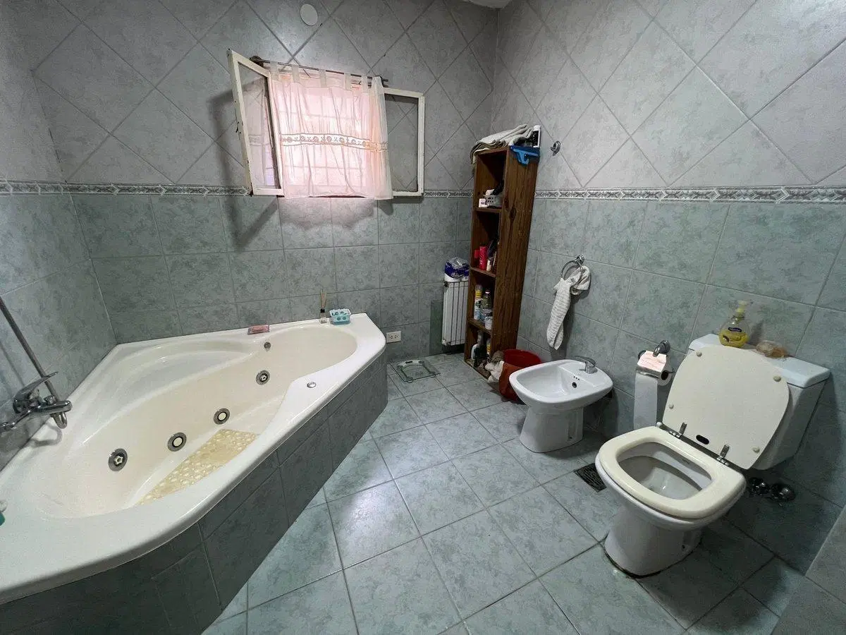 VENTA CASA 4 DORMITORIOS GRAN JARDIN EN FISHERTON 2