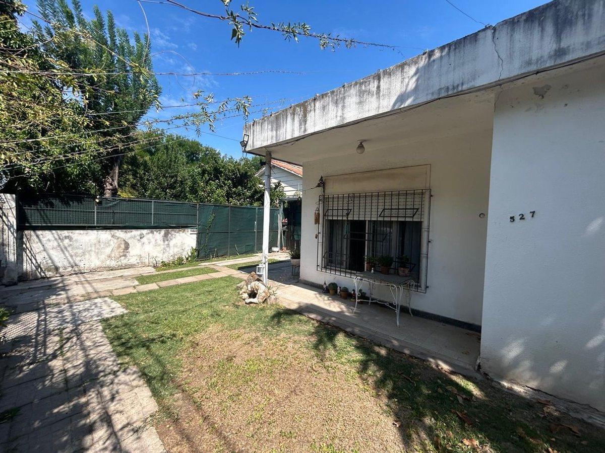 VENTA CASA ALBERDI 3 DORMITORIOS CON PATIO VERDE