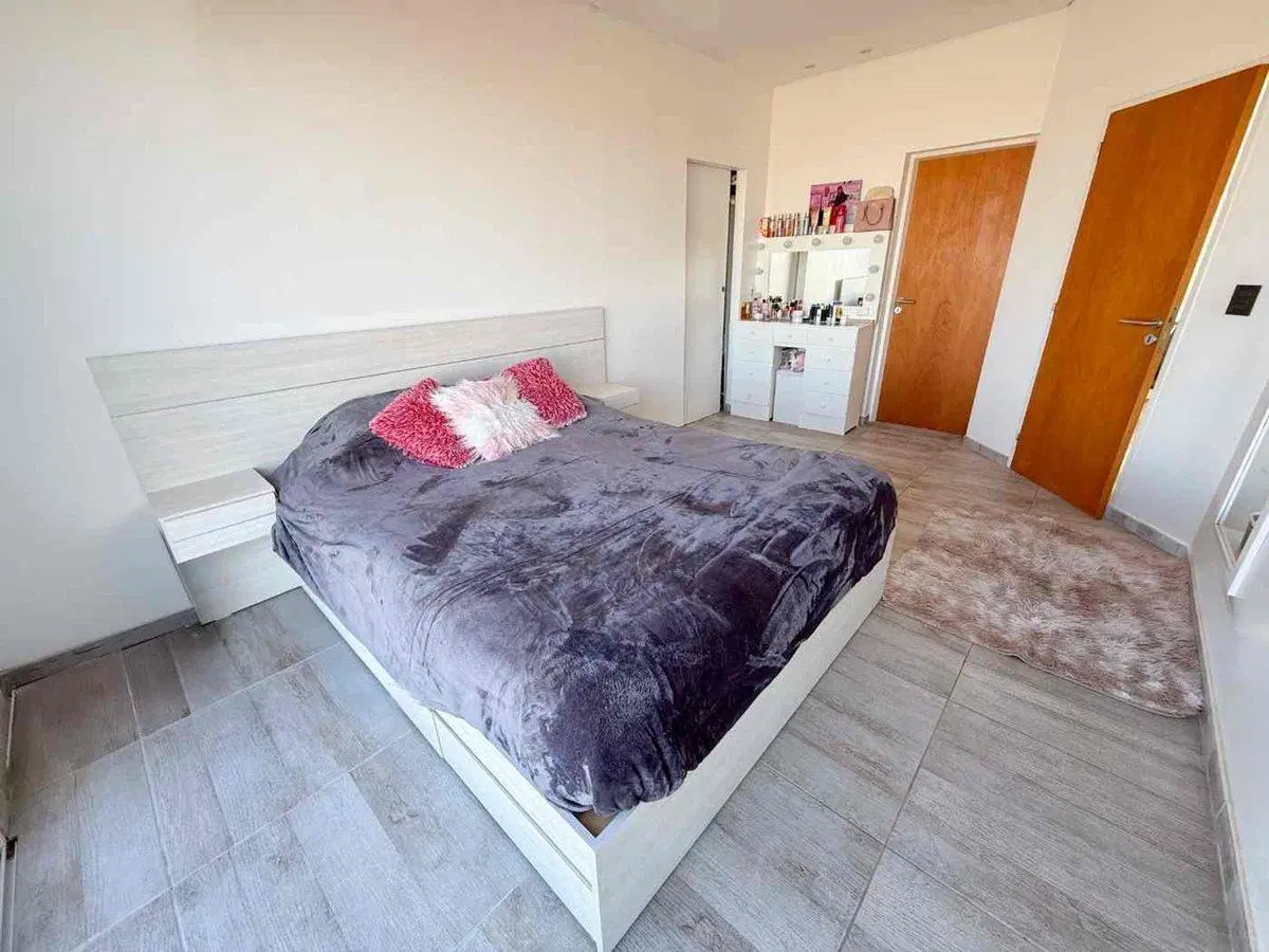 VENTA CASA DE DISEÑO EN LOS PASOS 2 4