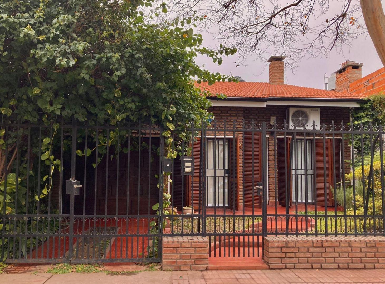 CASA DE TRES DORMITORIOS CON PILETA