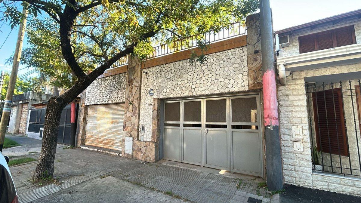 VENTA DOS CASAS MAS LOCAL EN OPORTUNIDAD - COCHERA