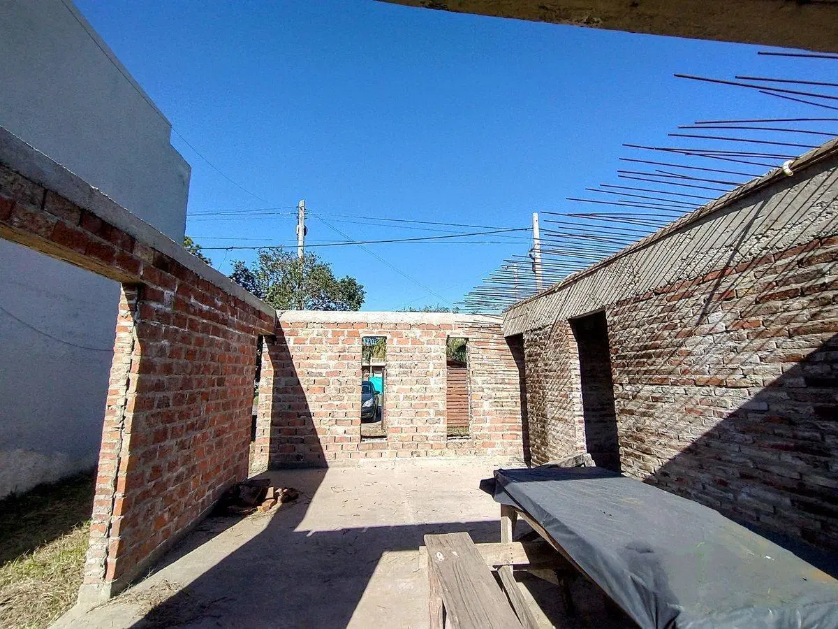 VENTA TERRENO CON CASA A TERMINAR EN ALVEAR 3