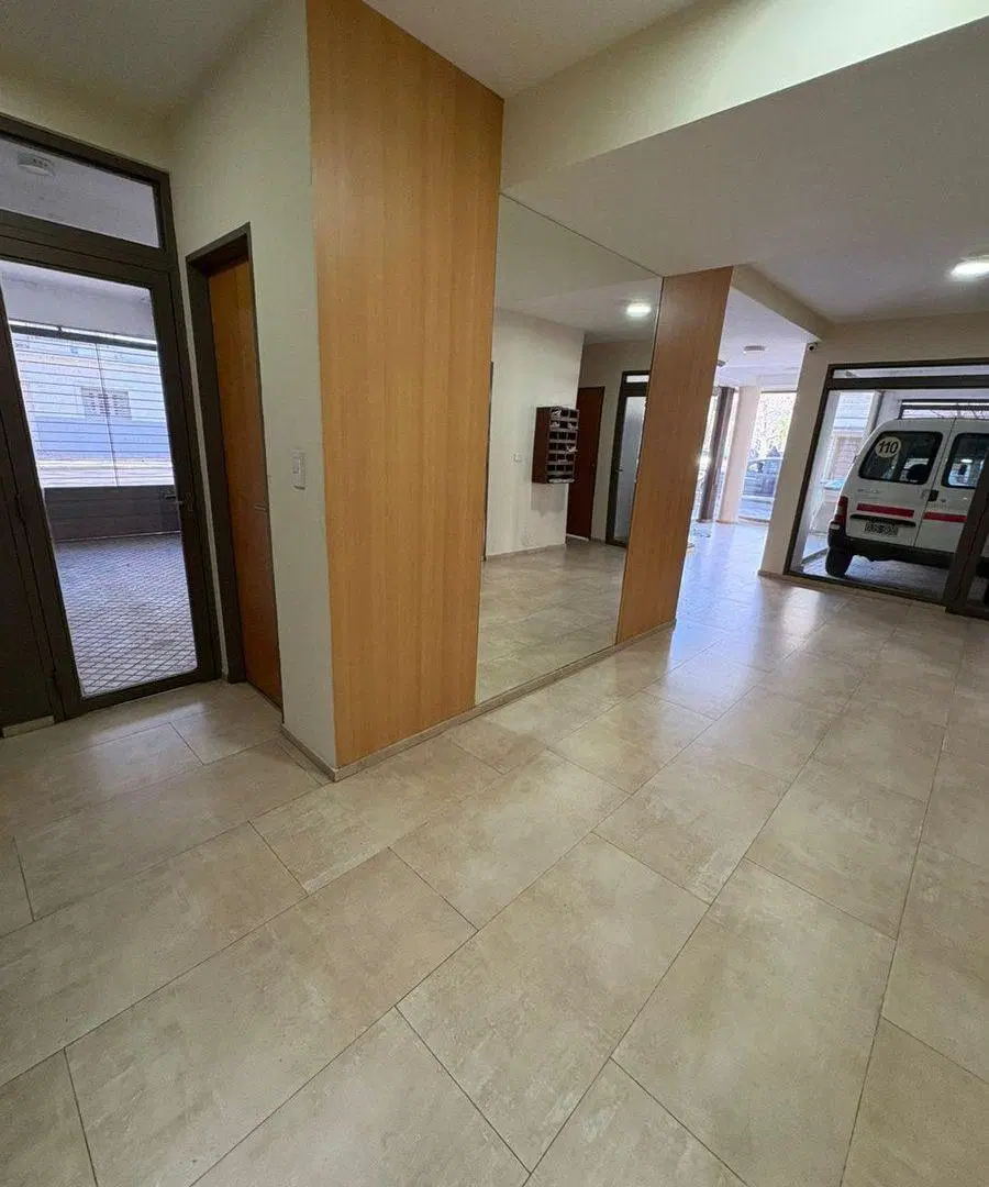 VENTA MONOAMBIENTE CON BALCON AL FRENTE EN ABASTO 4