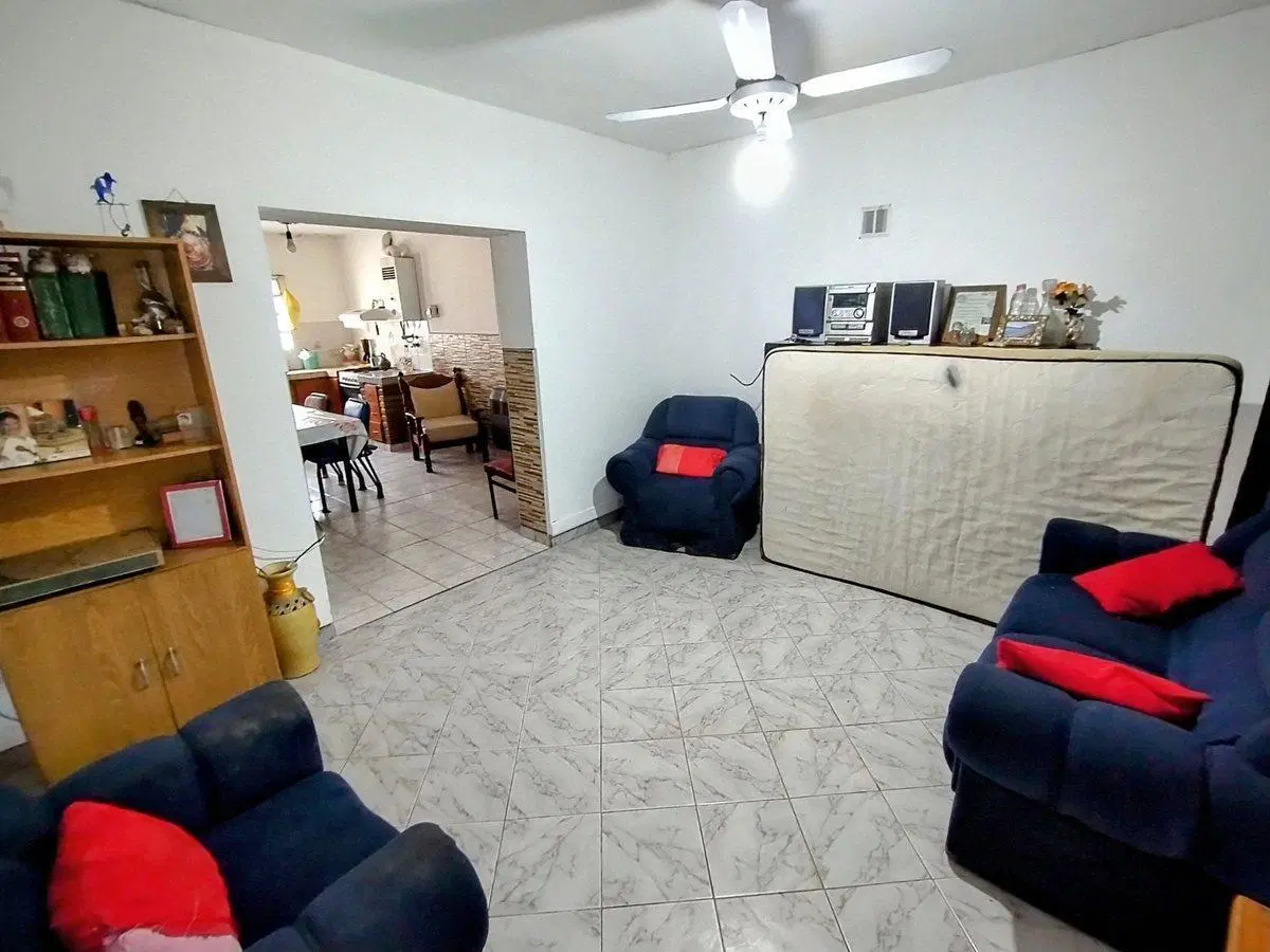 VENTA CASA 2 DORMITORIOS Y PATIO (CRESPO AL 4000) 4