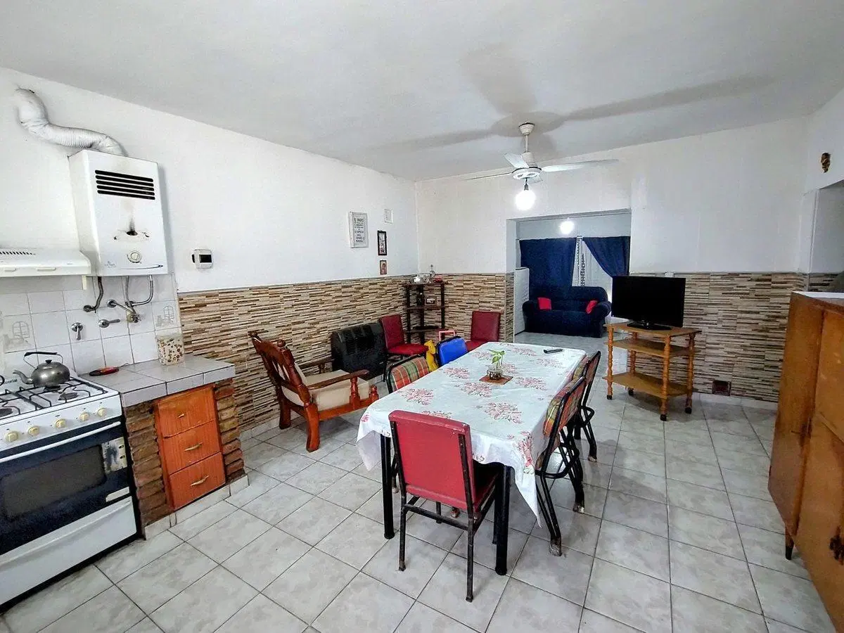 VENTA CASA 2 DORMITORIOS Y PATIO (CRESPO AL 4000) 2
