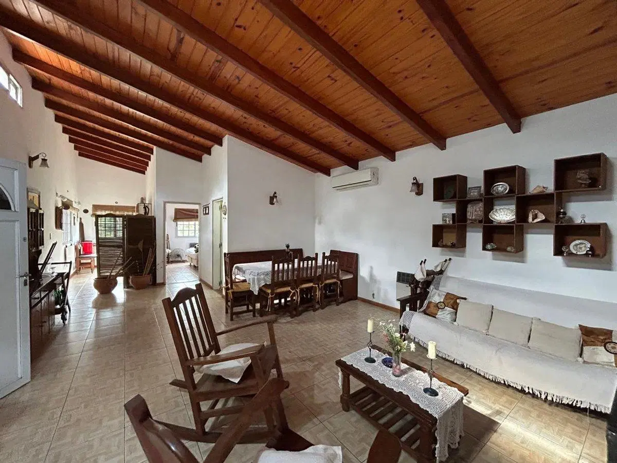 FUNES VENTA Casa amplio jardín pileta APTA CREDITO 5
