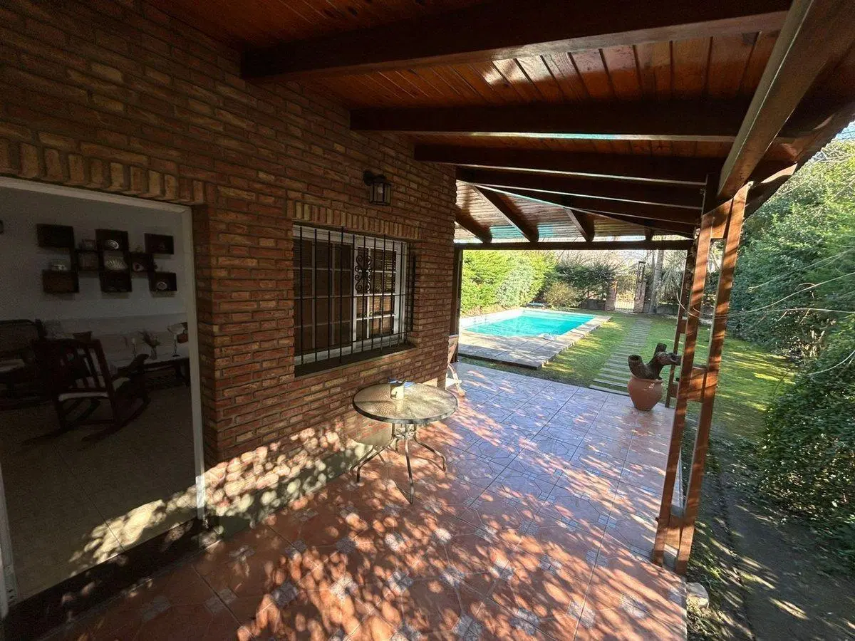 FUNES VENTA Casa amplio jardín pileta APTA CREDITO 8
