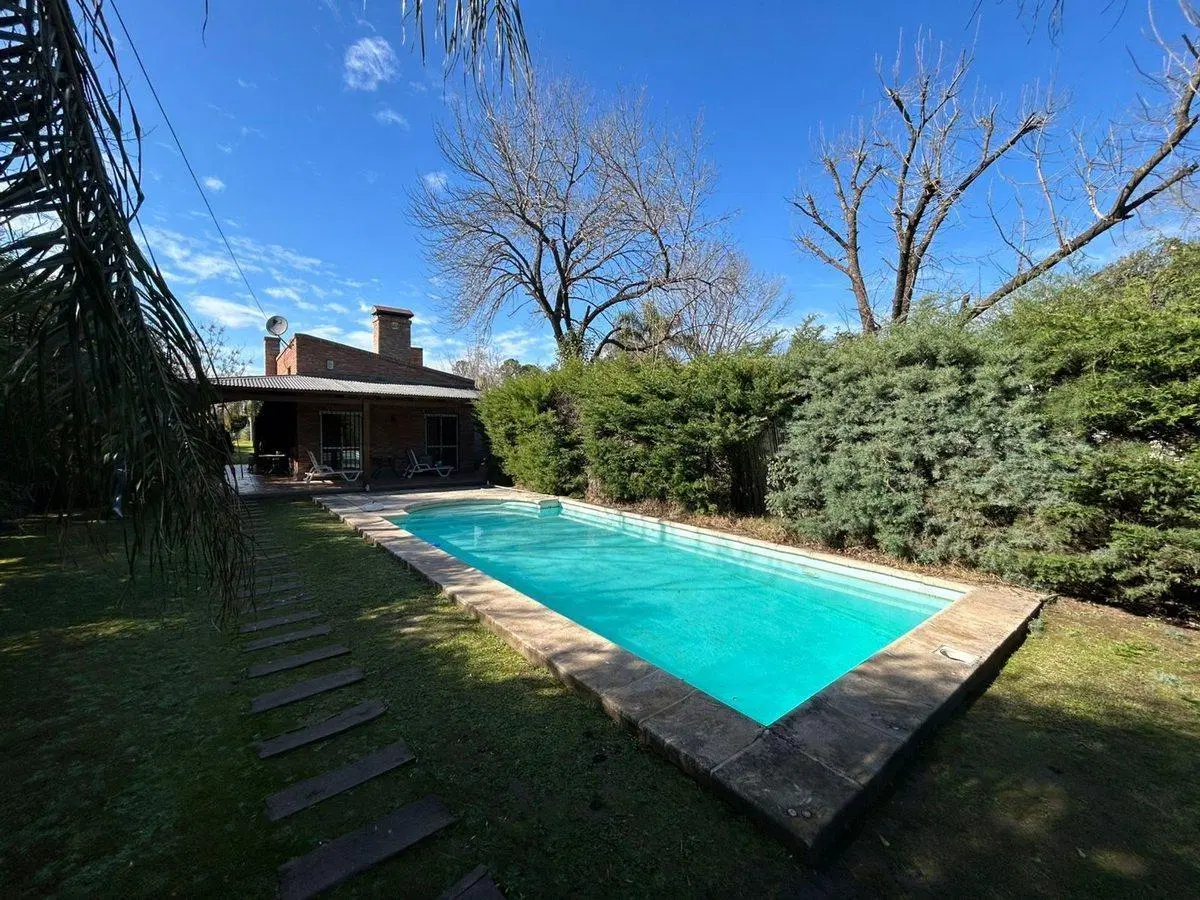 FUNES VENTA Casa amplio jardín pileta APTA CREDITO 2