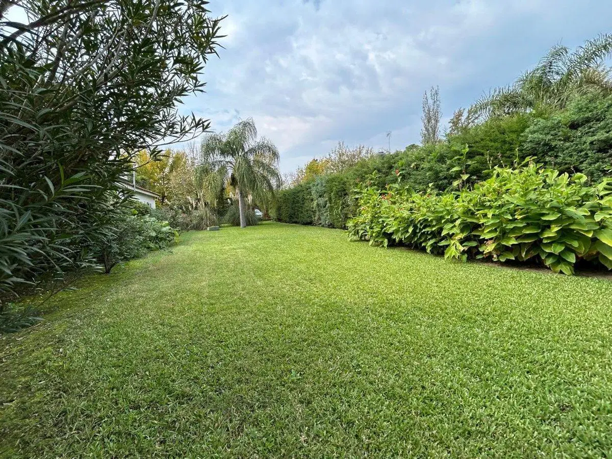 FUNES VENTA Casa amplio jardín pileta APTA CREDITO 4