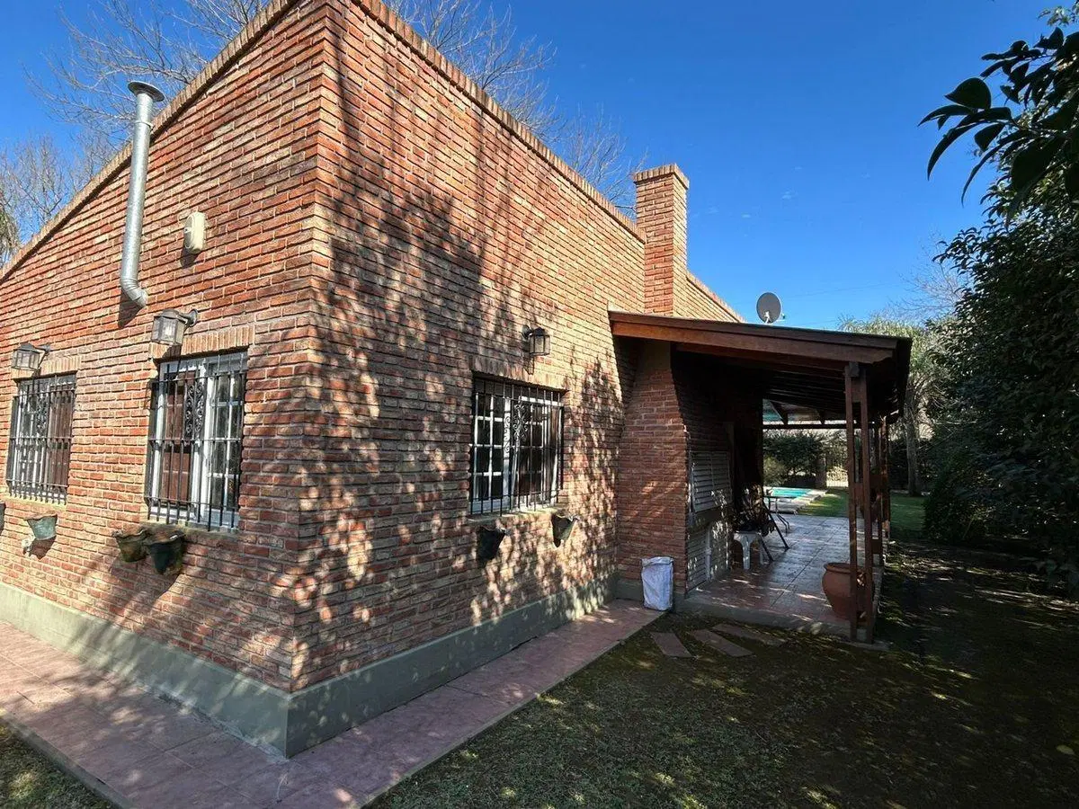 FUNES VENTA Casa amplio jardín pileta APTA CREDITO 3